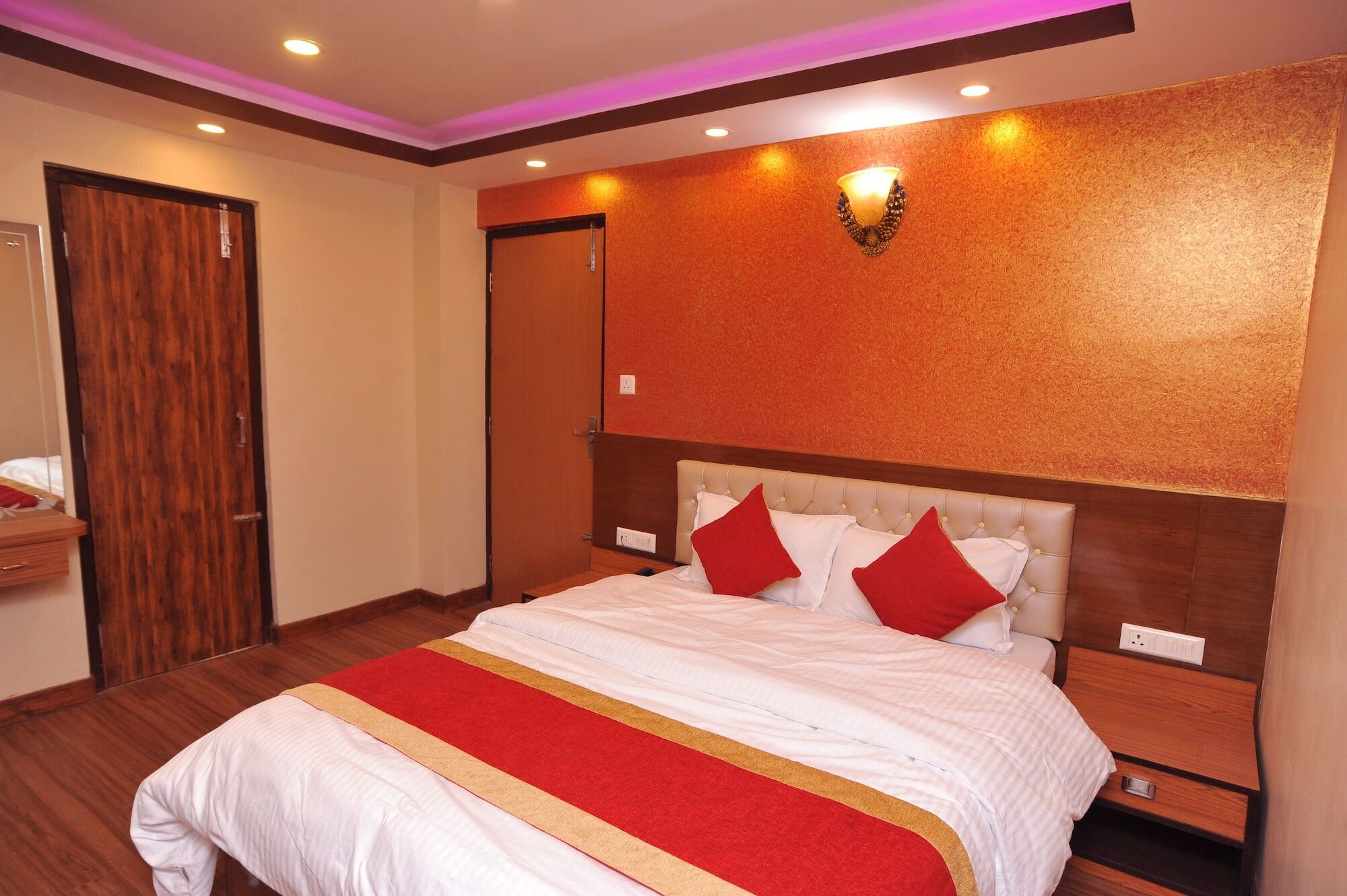 Hotel Arati Катманду Экстерьер фото